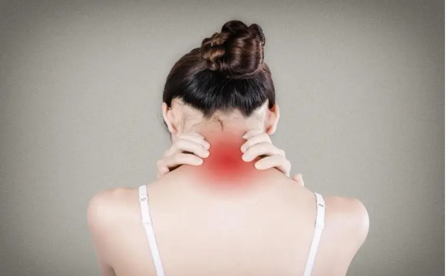 女人要学会主动保护颈椎,比等到颈椎受伤后再接受长期繁琐的治疗要好.